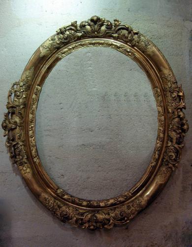 Cadre ovale en chêne sculpté XVIIIè